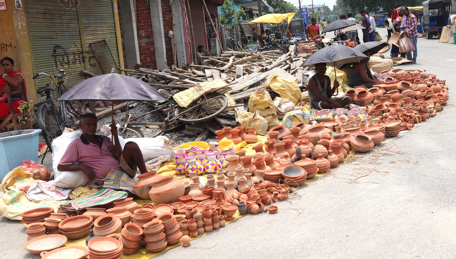 बिक्रीका लागि राखिएका माटाका सामग्री