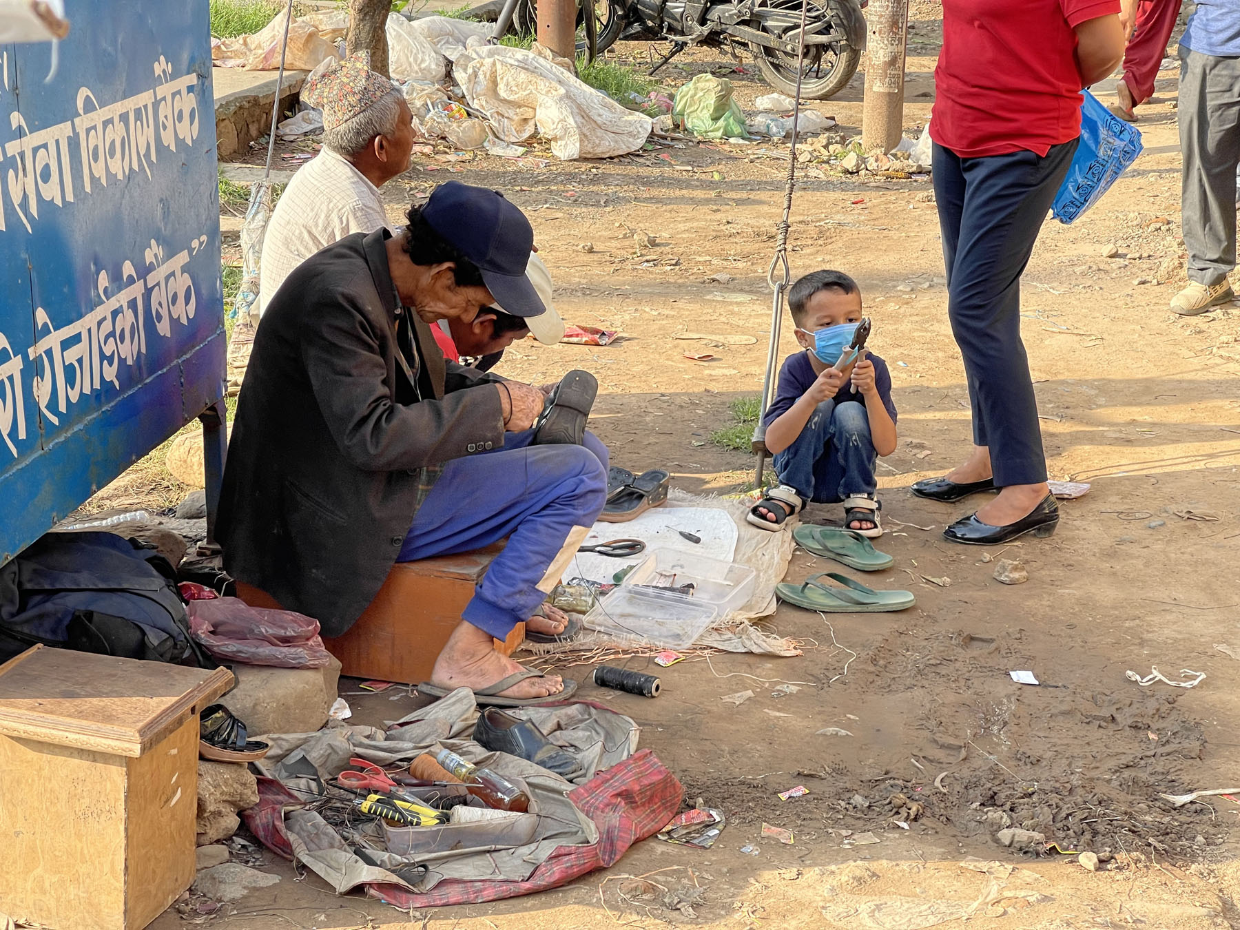 सडक छेउमा जुत्तापप्पल सिलाउँदै