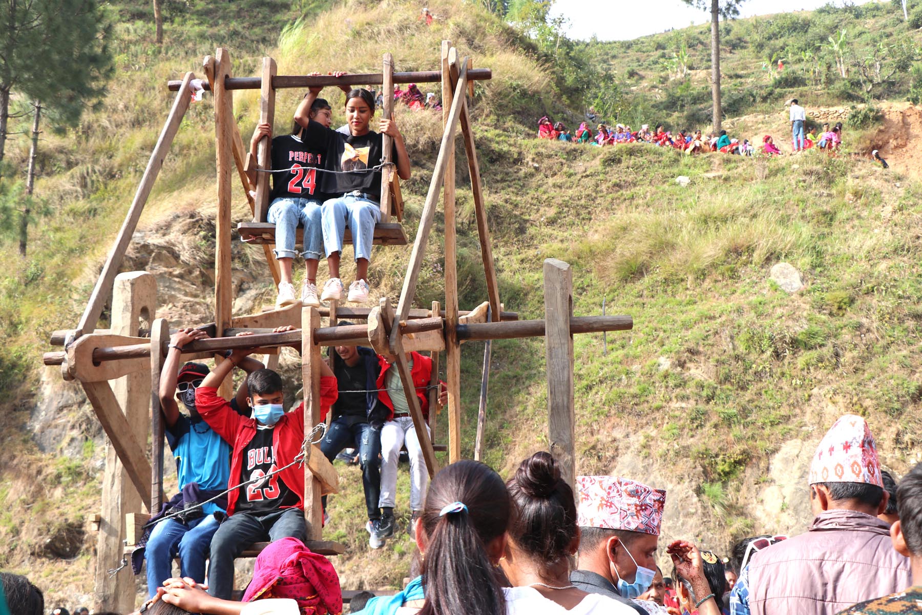 चर्खे पिङ खेल्दै युवायुवती