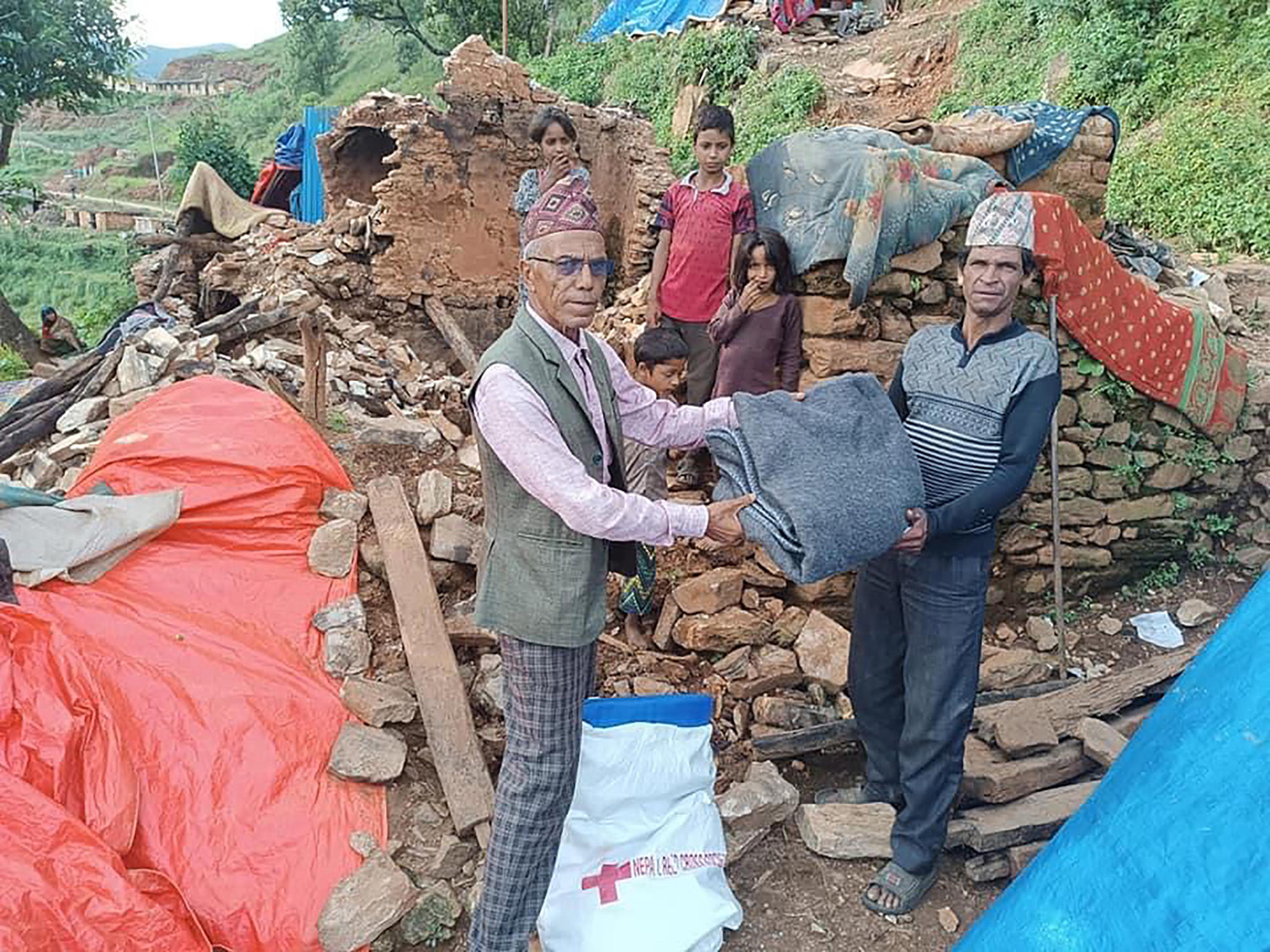 राहत वितरण गर्दै गाउँपालिका अध्यक्ष