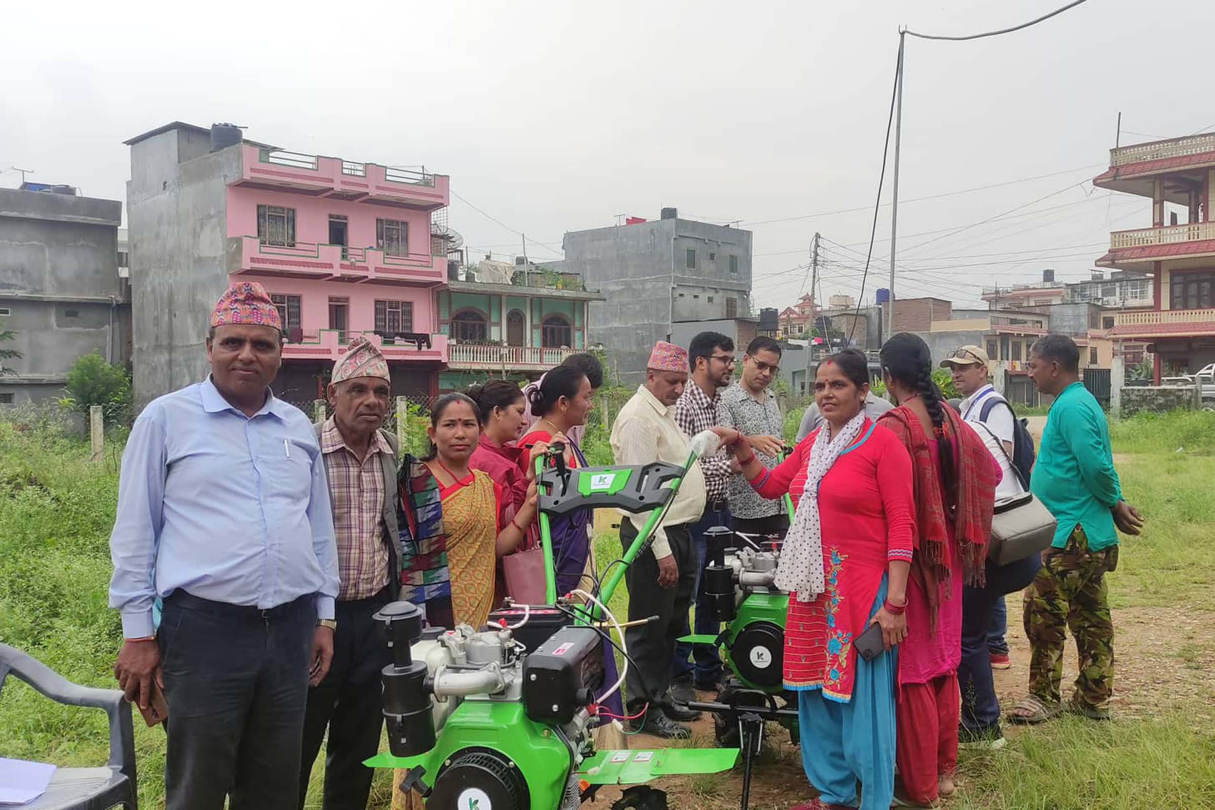 कृषकलाई हाते ट्र्याक्टर