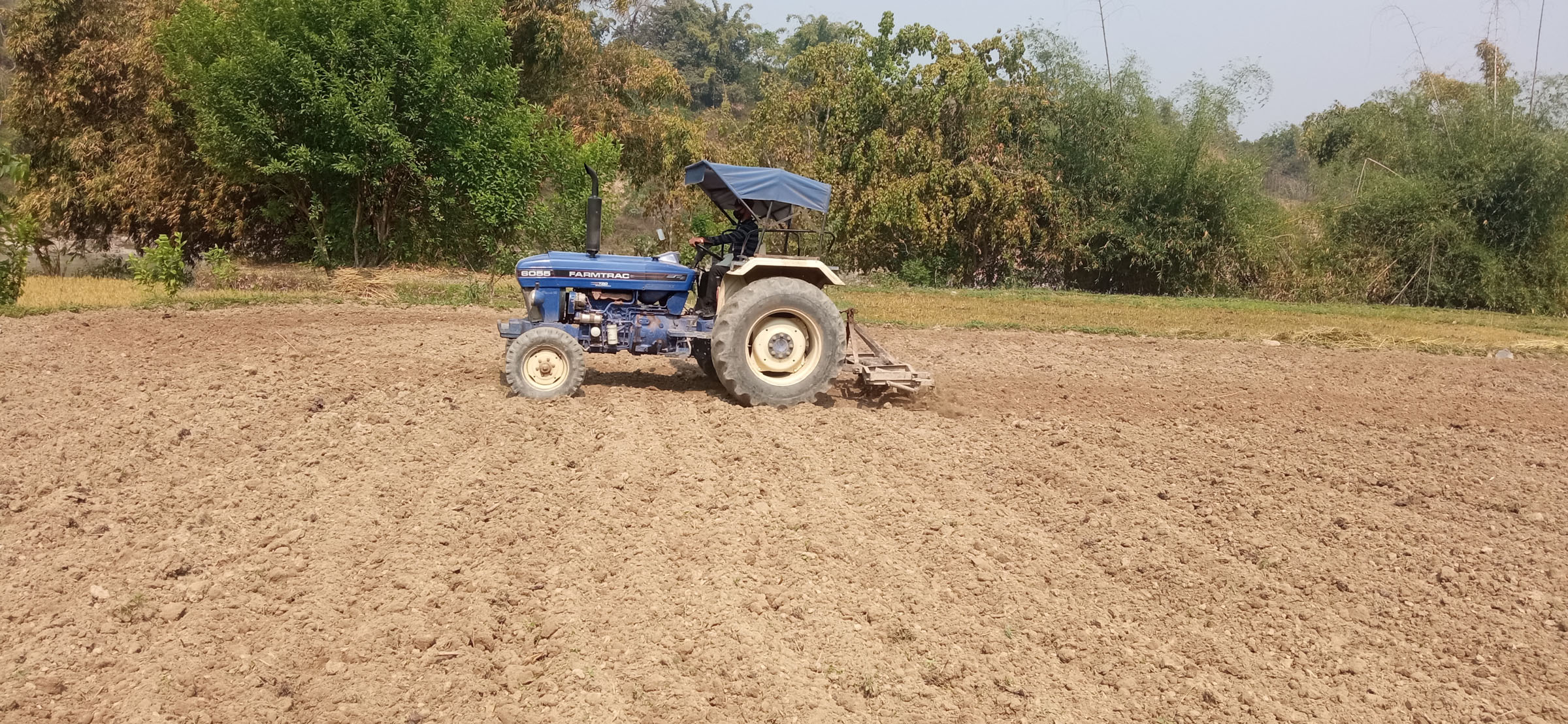 ट्र्याक्टरले खेत जोग्दै