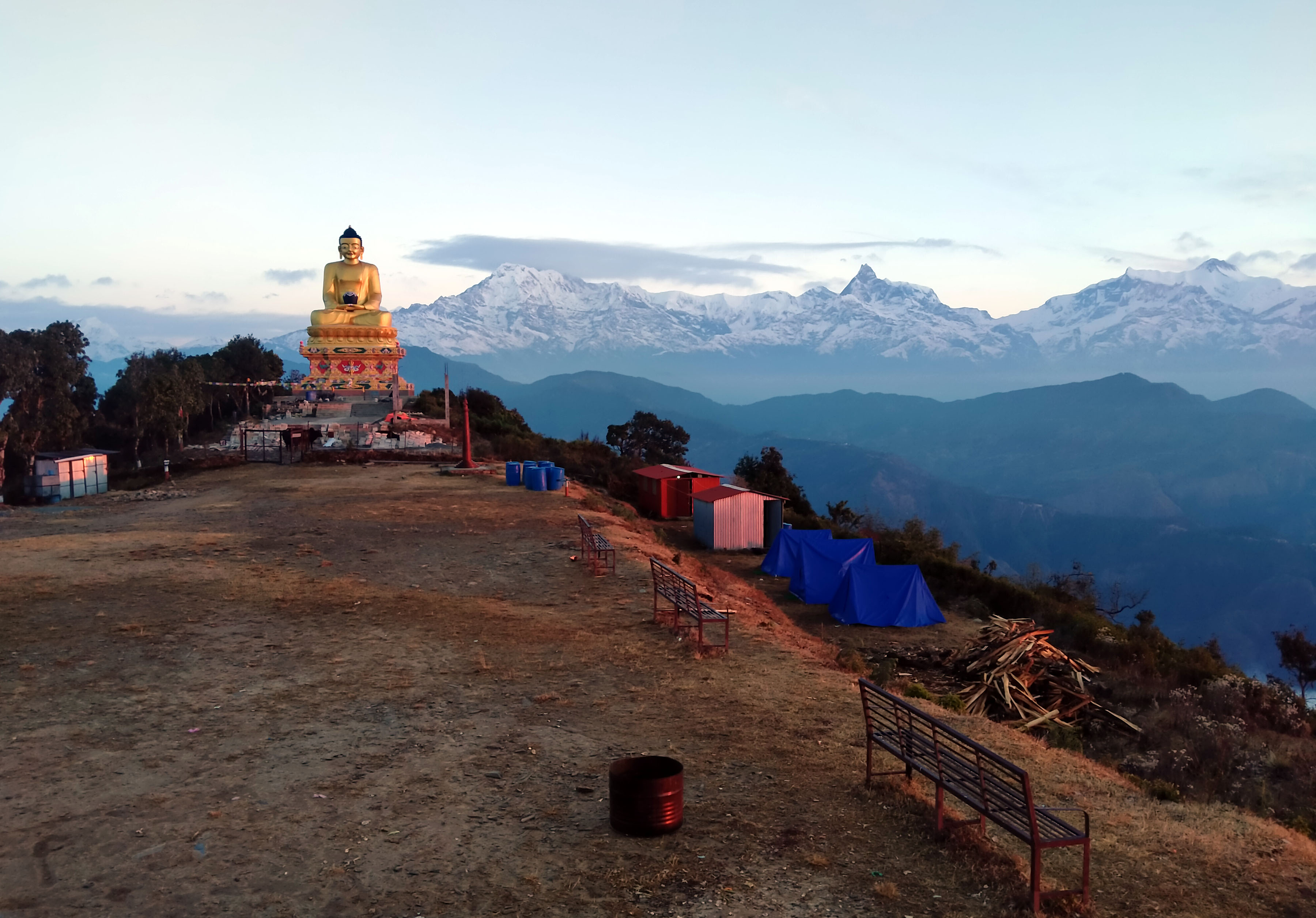 बुद्धमूर्ति पृष्ठभूमिमा हिमशृङ्खला