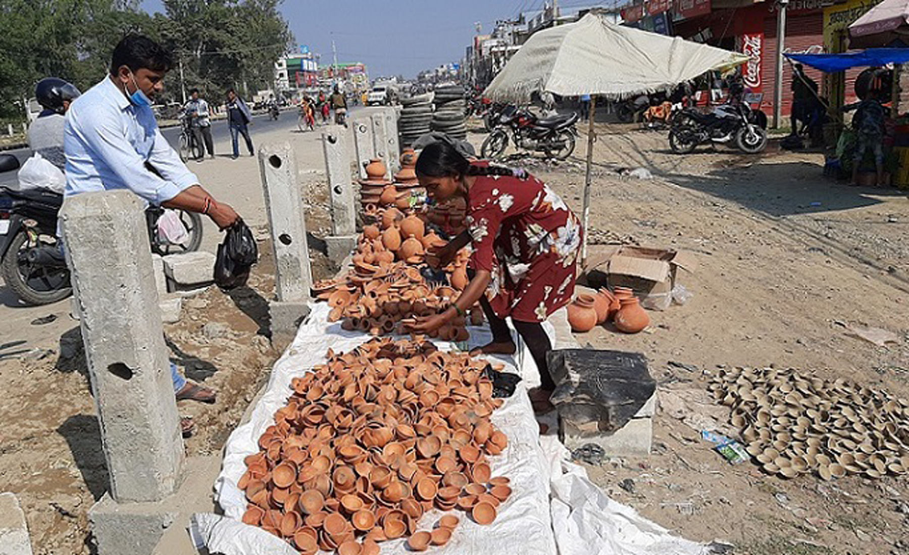 दिपावलीका लागि माटाका दिया खरिद गर्दै