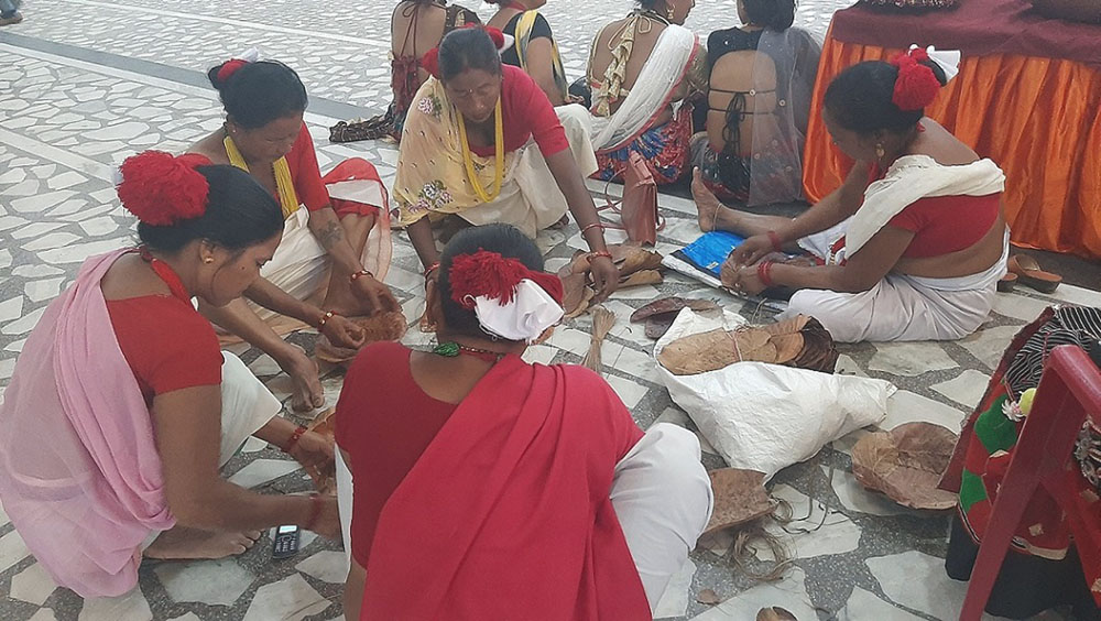 दुना टपरी बुन्दै थारु महिला