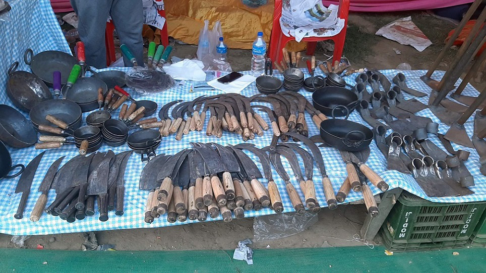 बिक्रीका लागि सुदूरपश्चिम महोत्सवमा राखिएका औजारहरु