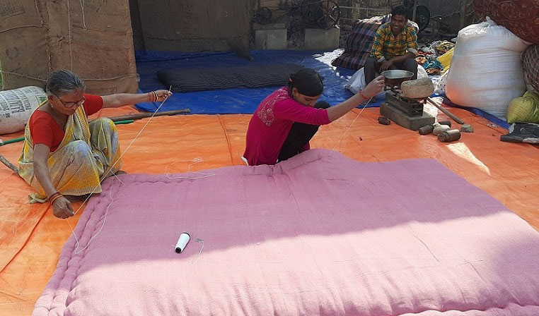 सिरक बनाउँदै महिला