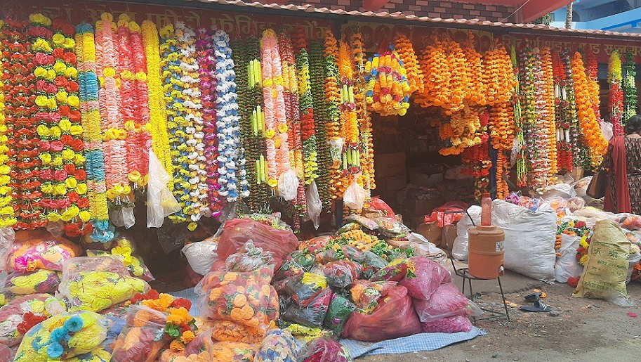 बिक्रीका लागि होलसेलमा राखिएका माला