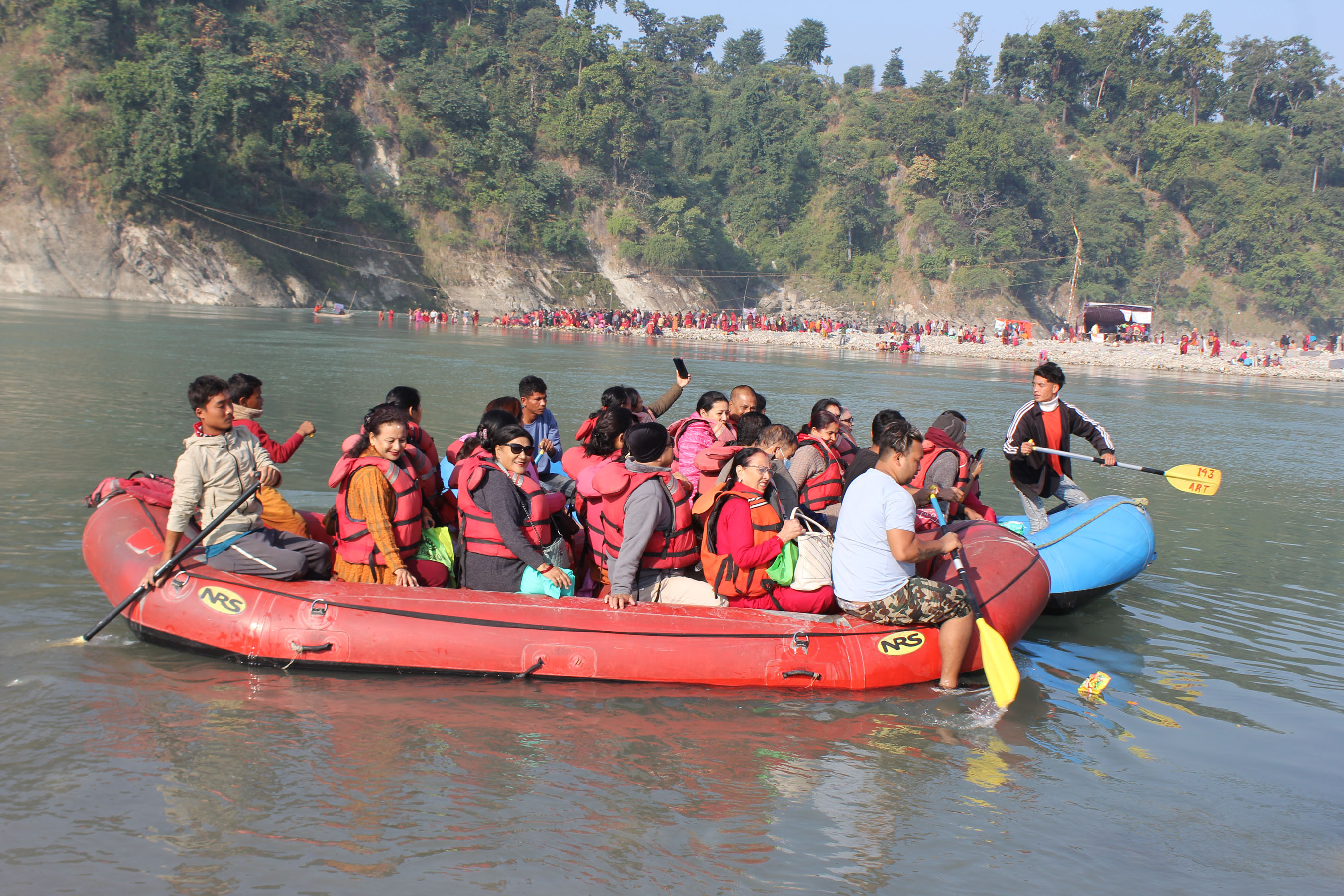 डुङ्गा तर्दै भक्तजन
