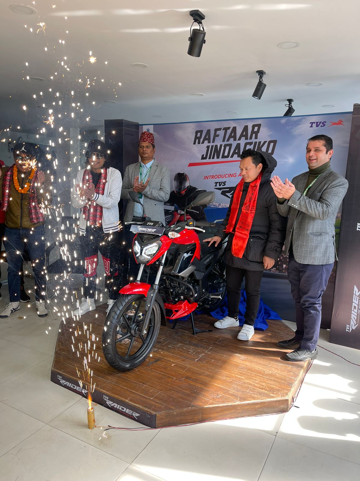 टिभिएस सोरुम बतास ब्रदर्स -पोखरामा टिभिएस रेडर सार्वजनिक