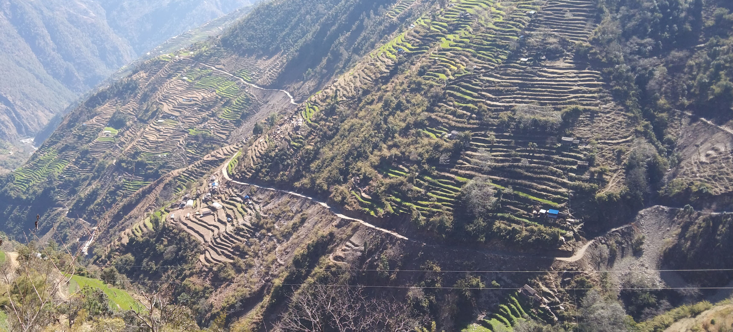 अक्करे पहाडमा निर्माण भइरहेको कच्ची सडक