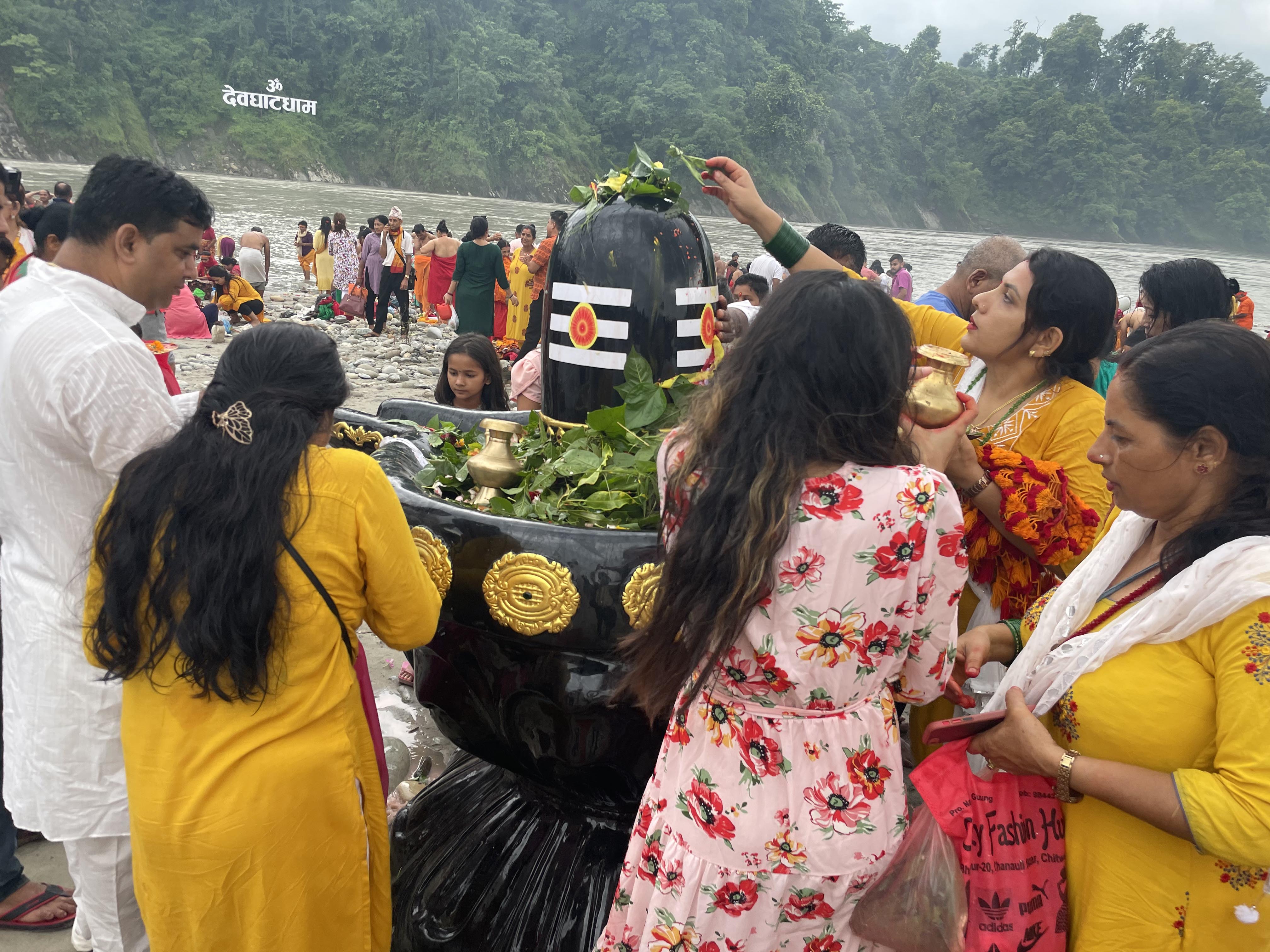 साउनको पहिलो सोमबार पूजा गर्दै श्रद्धालु