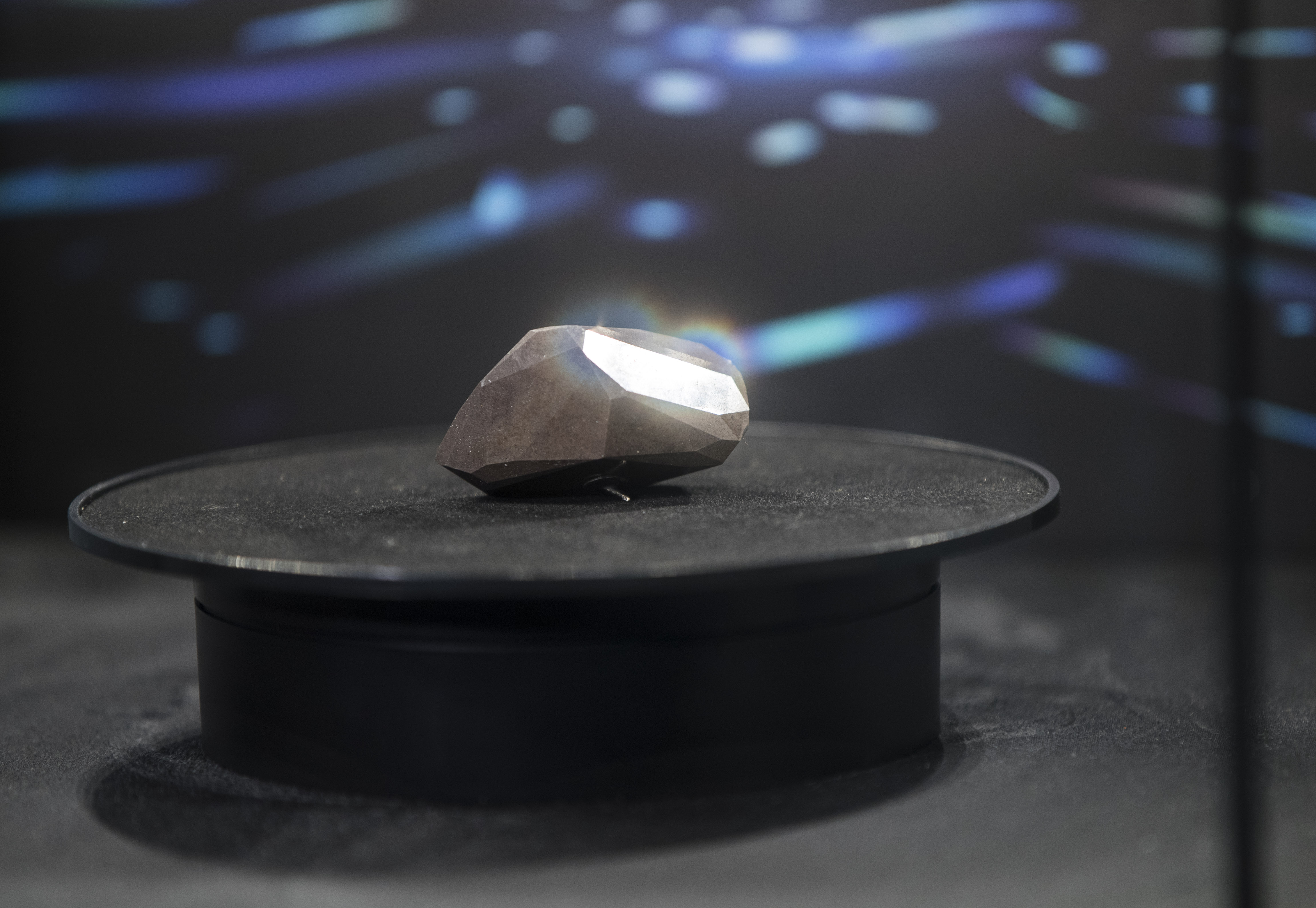 पृथ्वीमा फेला परेको सबैभन्दा ठूलो काटिएको रहस्मय हीरा लिलामीमा, ६० लाख डलर बढीमा मूल्य पाउने अपेक्षा