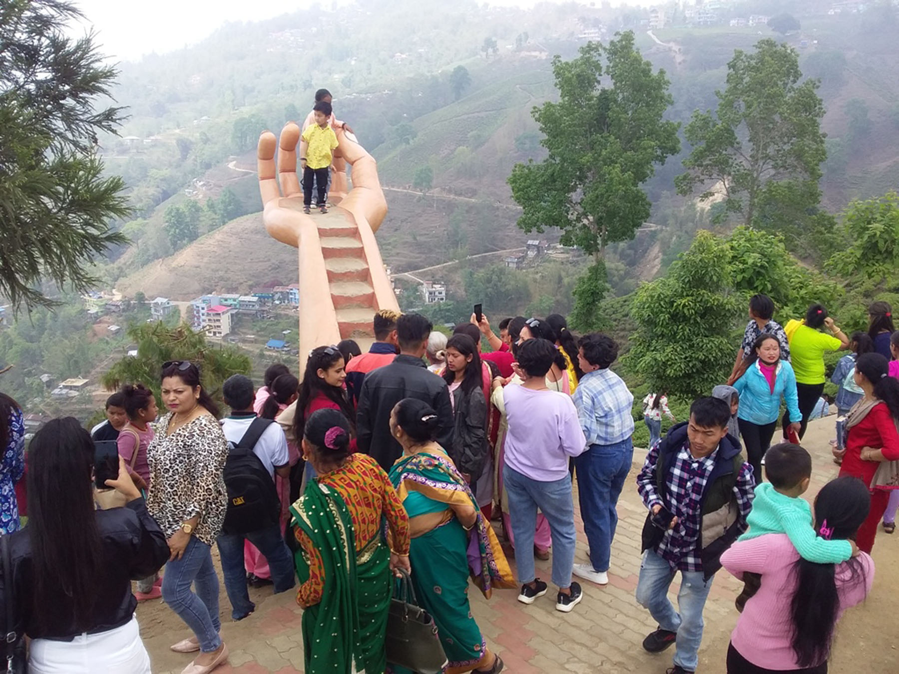 हातले लोभ्यायो पर्यटक