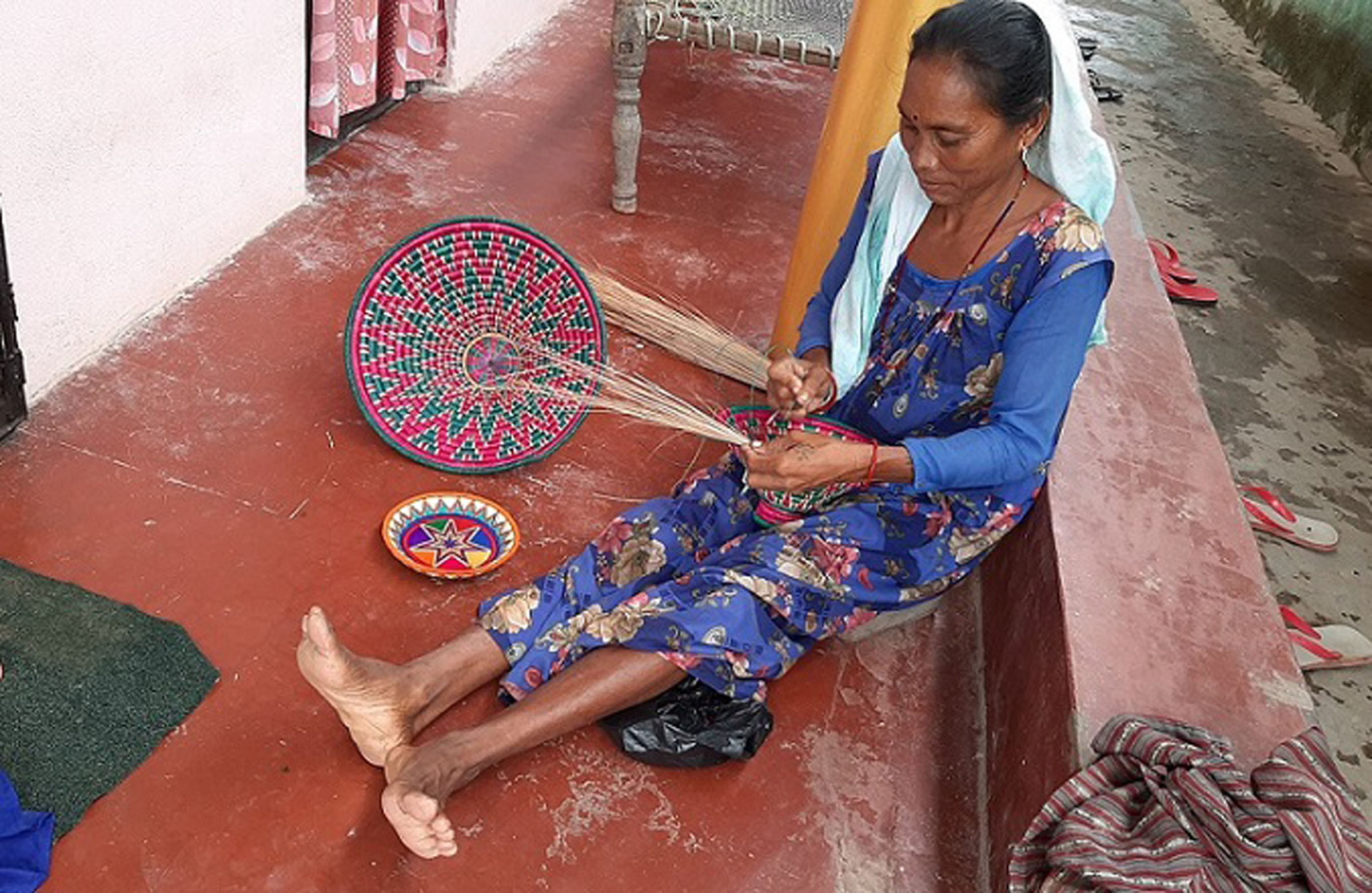 बाँसबाट डालो बुन्दै महिला