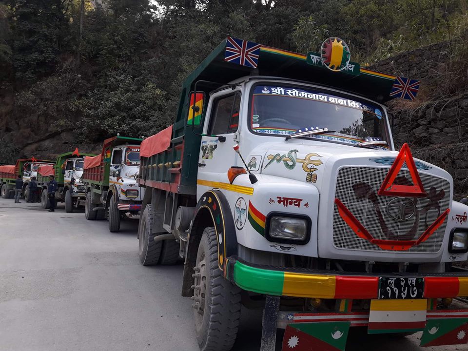 सडकमा सर्वसाधारणको काल बन्दै टिपर, नजिकै आउँदा भाग्नुपर्ने बाध्यता