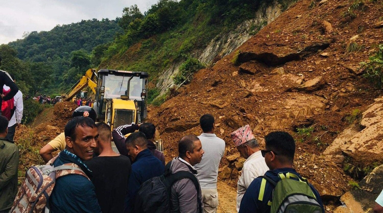अवरुद्ध सडकको पहिरा पन्छाइँदै