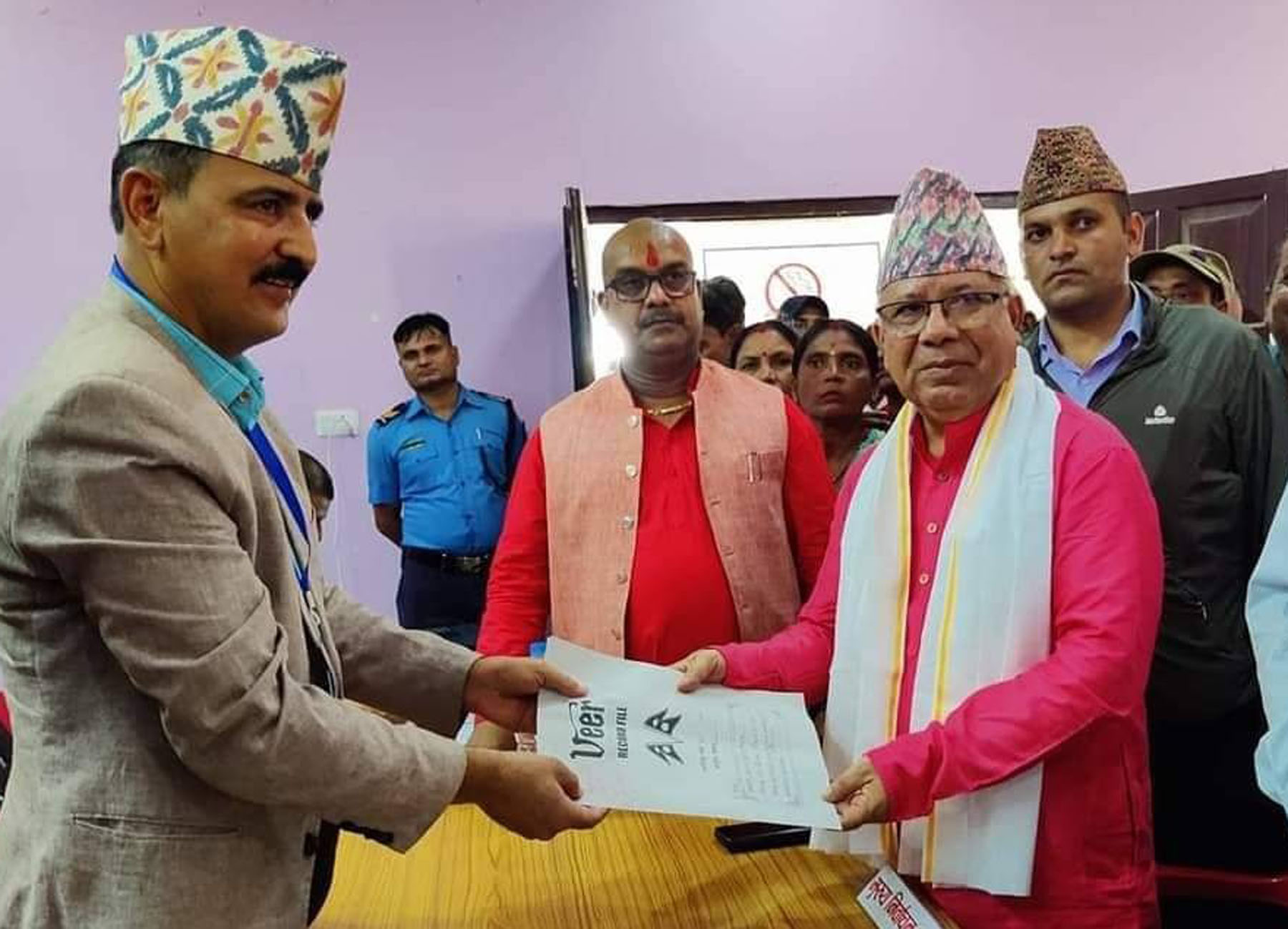 पूर्वप्रधानमन्त्री नेपालको मनोनयनपत्र दर्ता