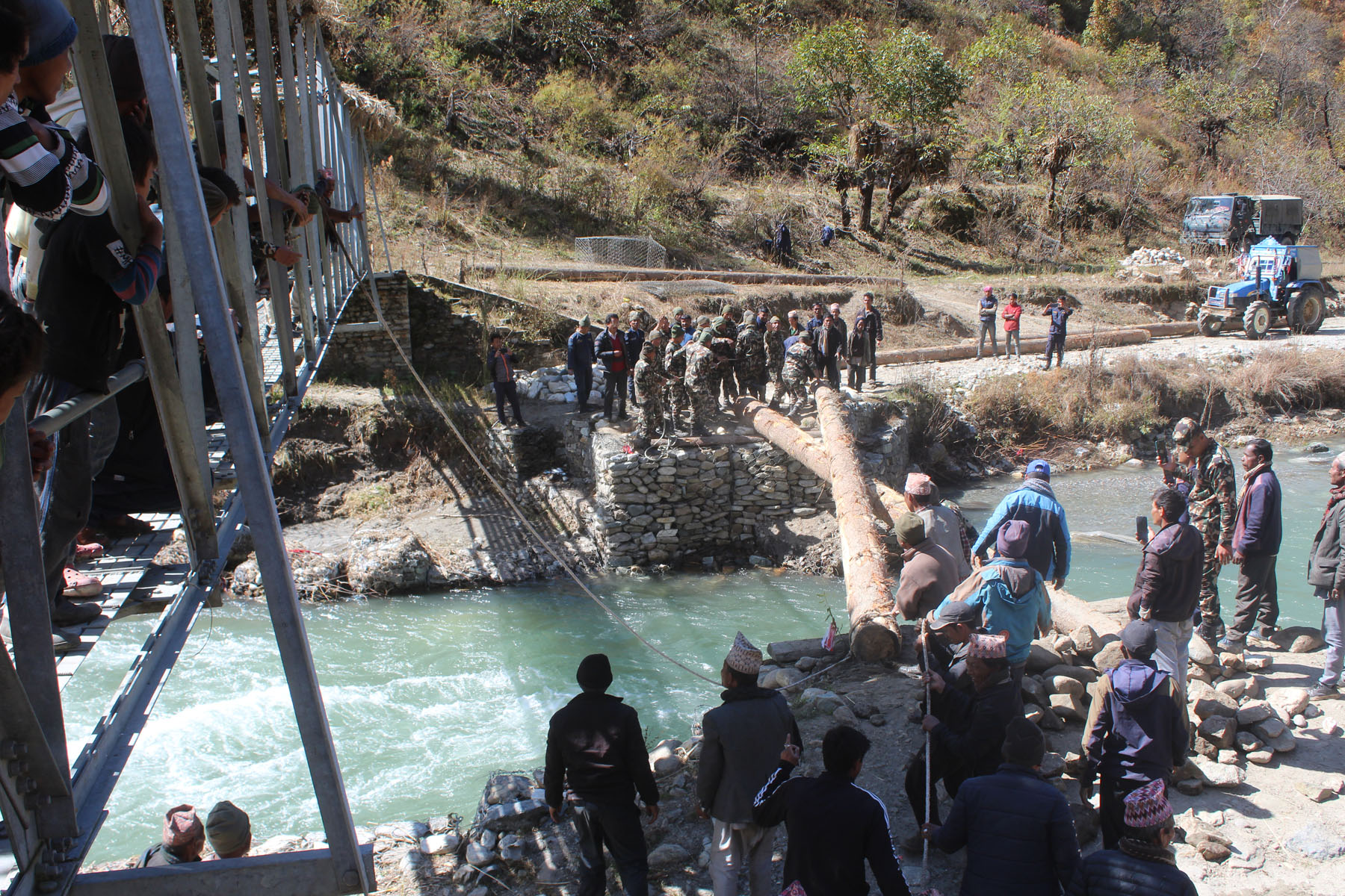 काठेपुल लगाउँदै सुरक्षाकर्मी र स्थानीयवासी
