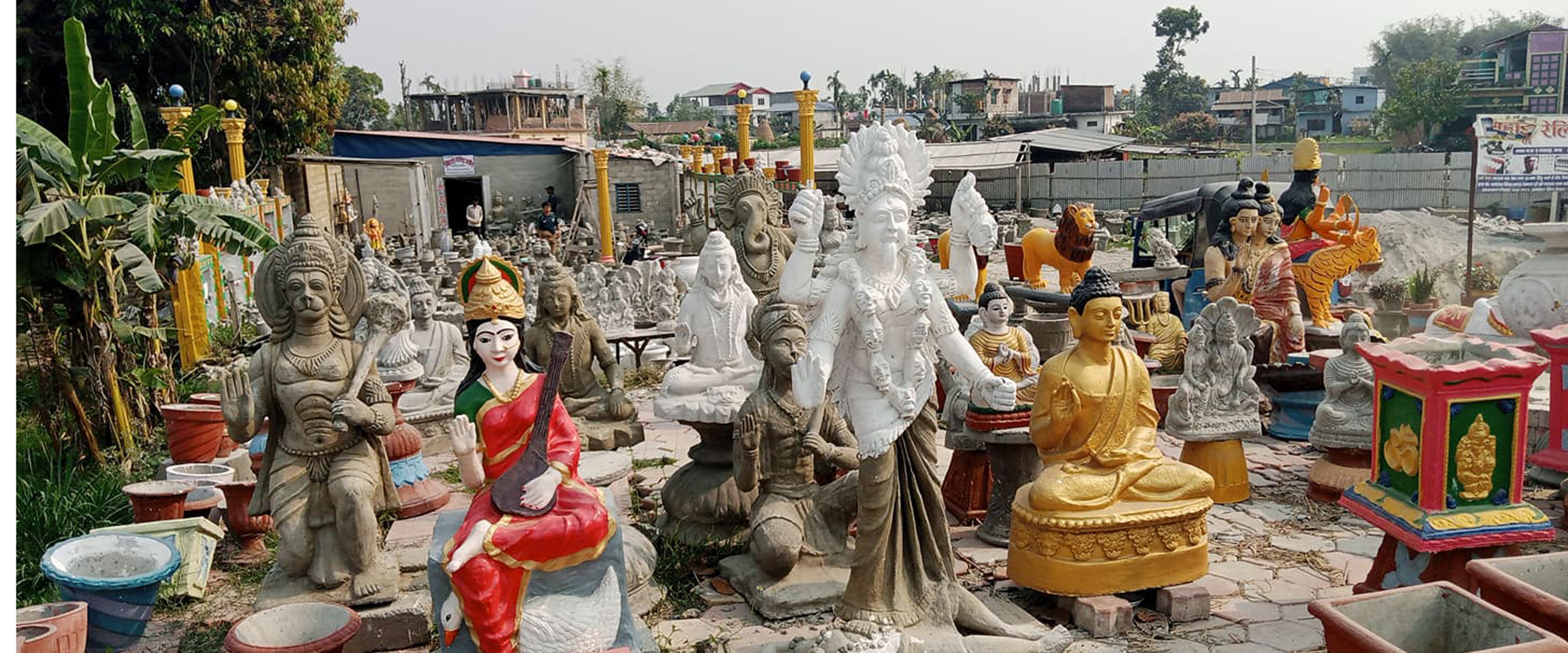 बिक्रीका लागि राखिएका मूर्ति
