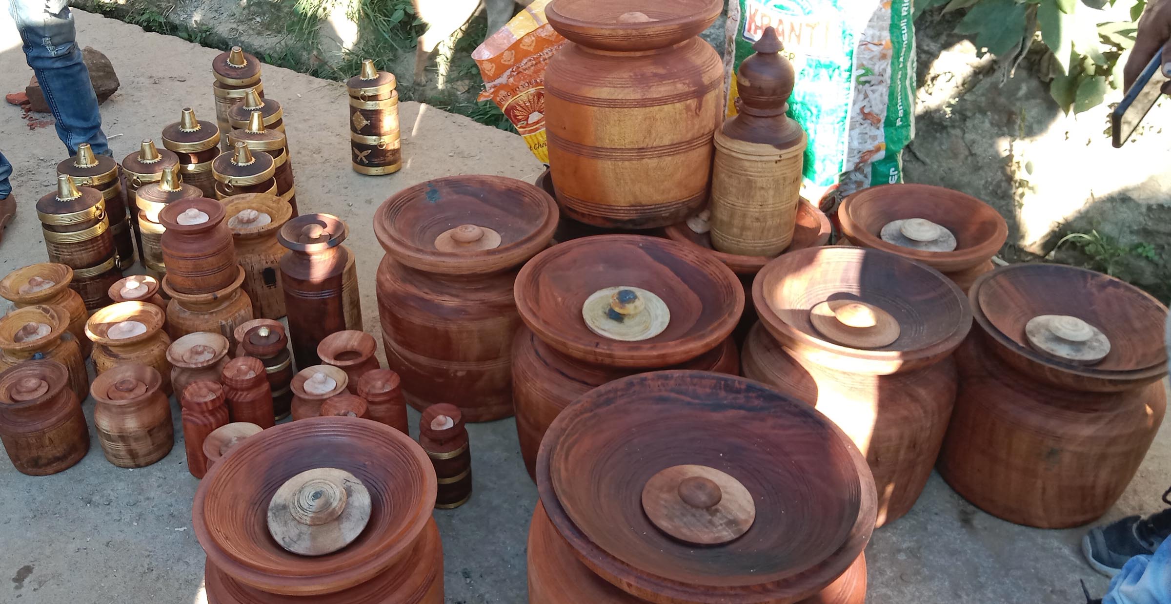 विक्रीका लागि राखिएका ठेकी