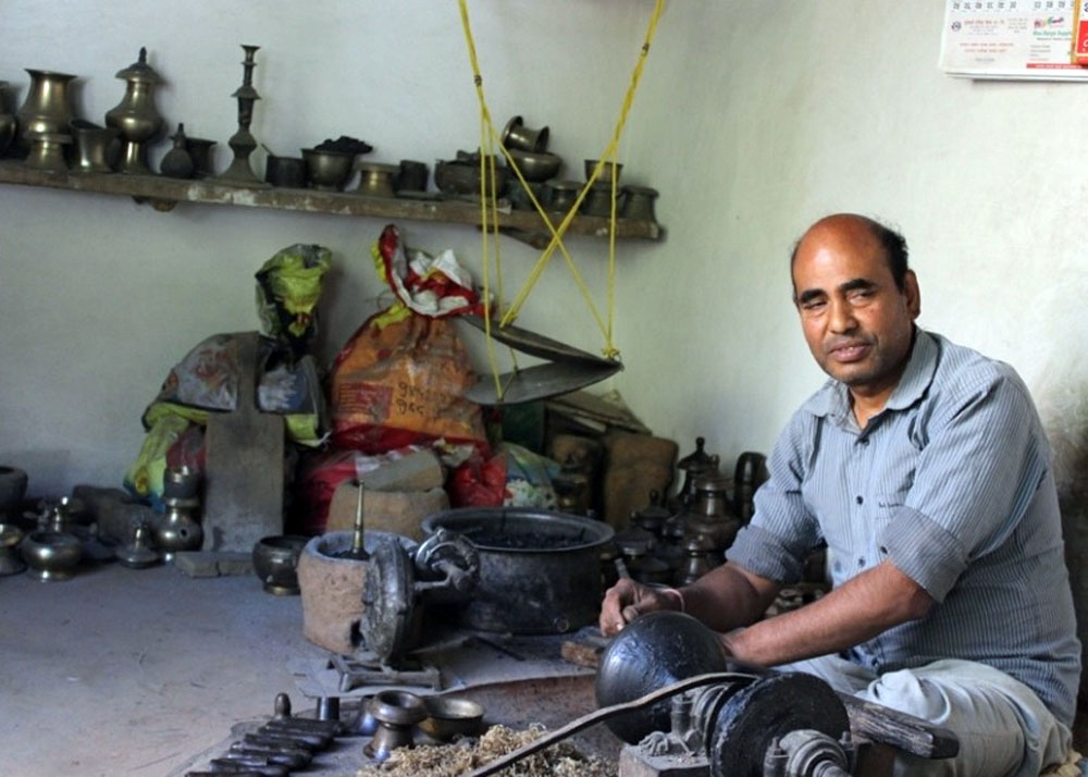 धातुका सामग्री बनाउँदै