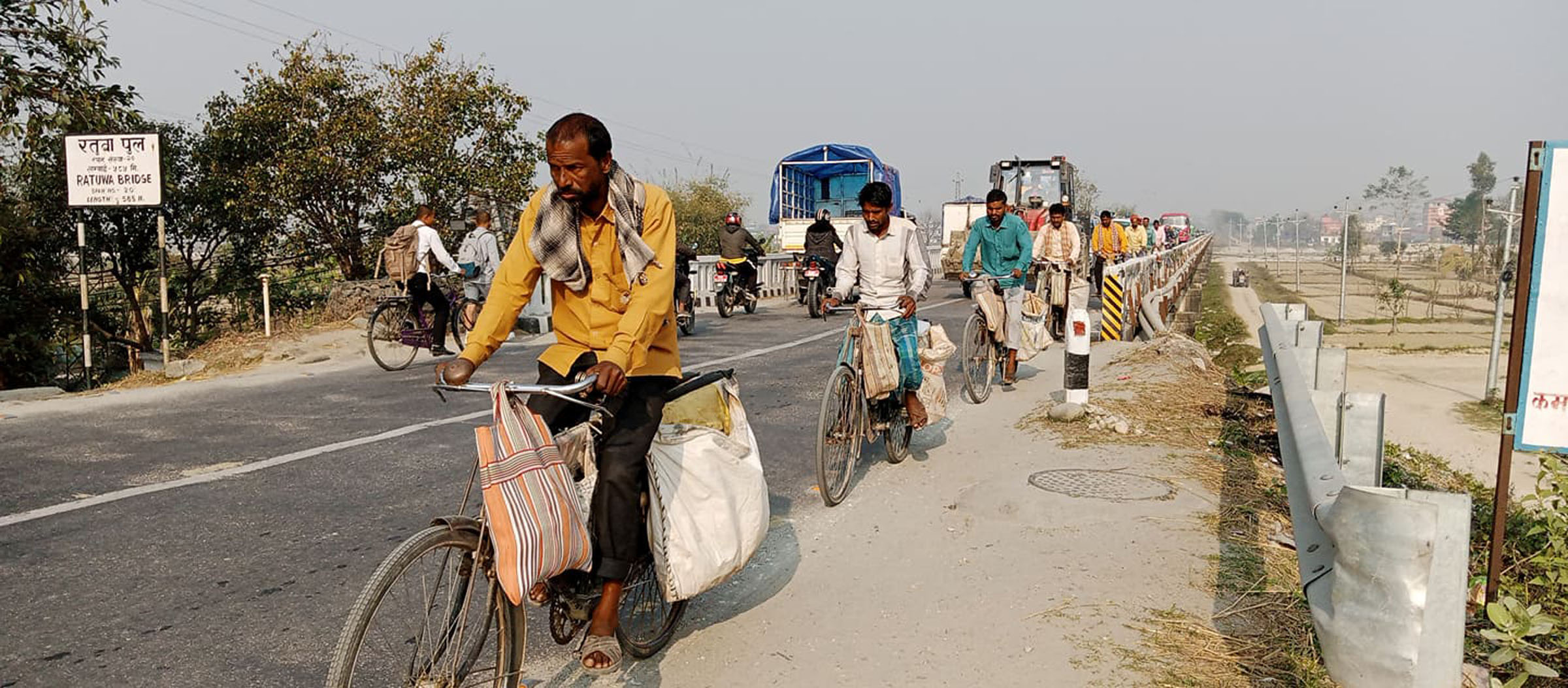 कवाडी समान सङ्कलन गर्न गाउँ पस्दै