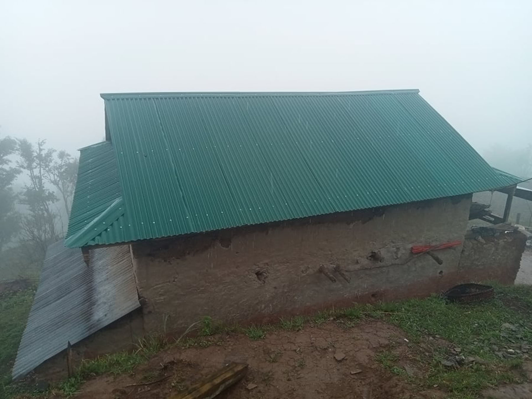 फुसको छानो हटाएको घर