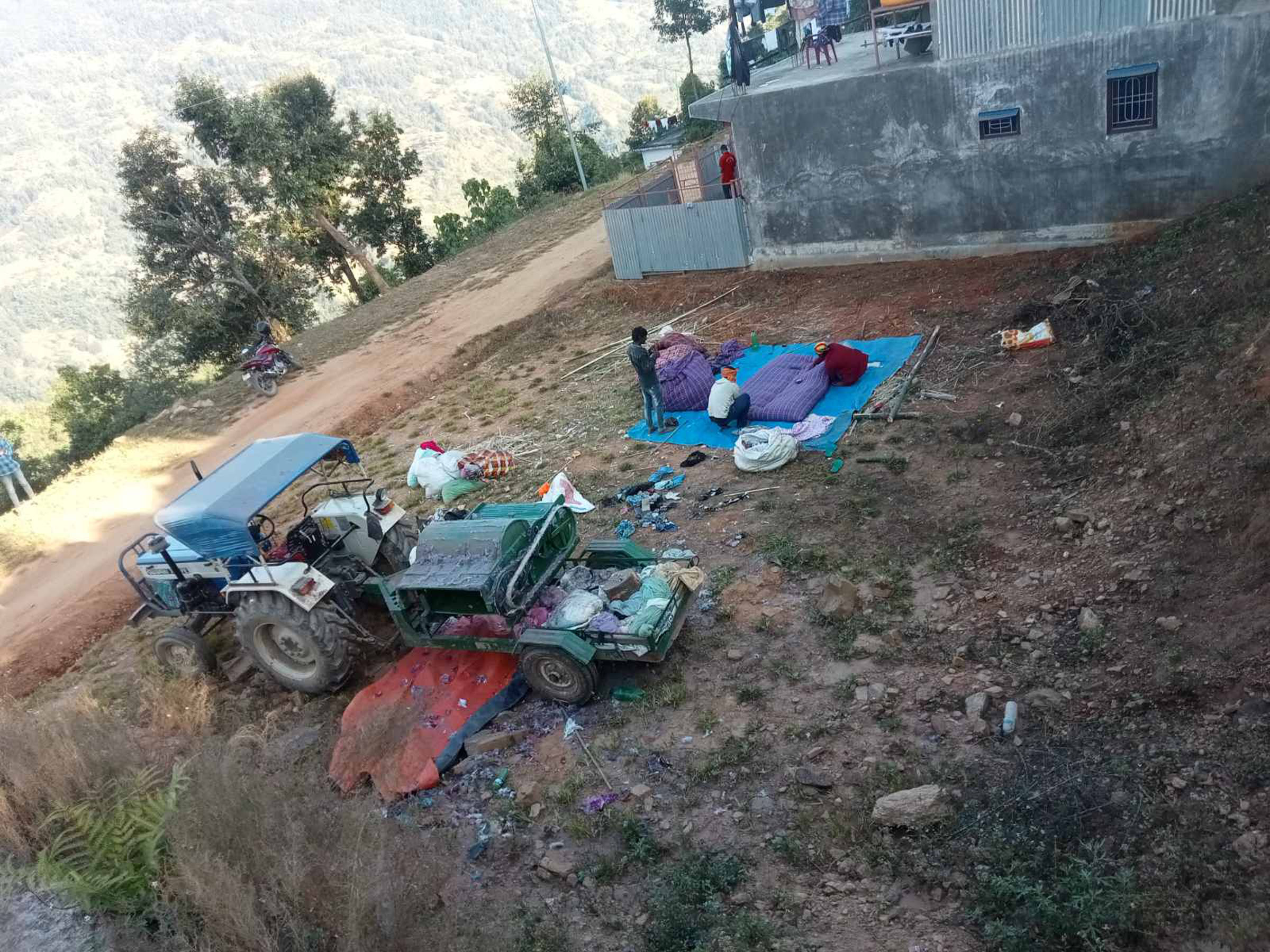 सिरक र डसना बनाउँदै मजदुर