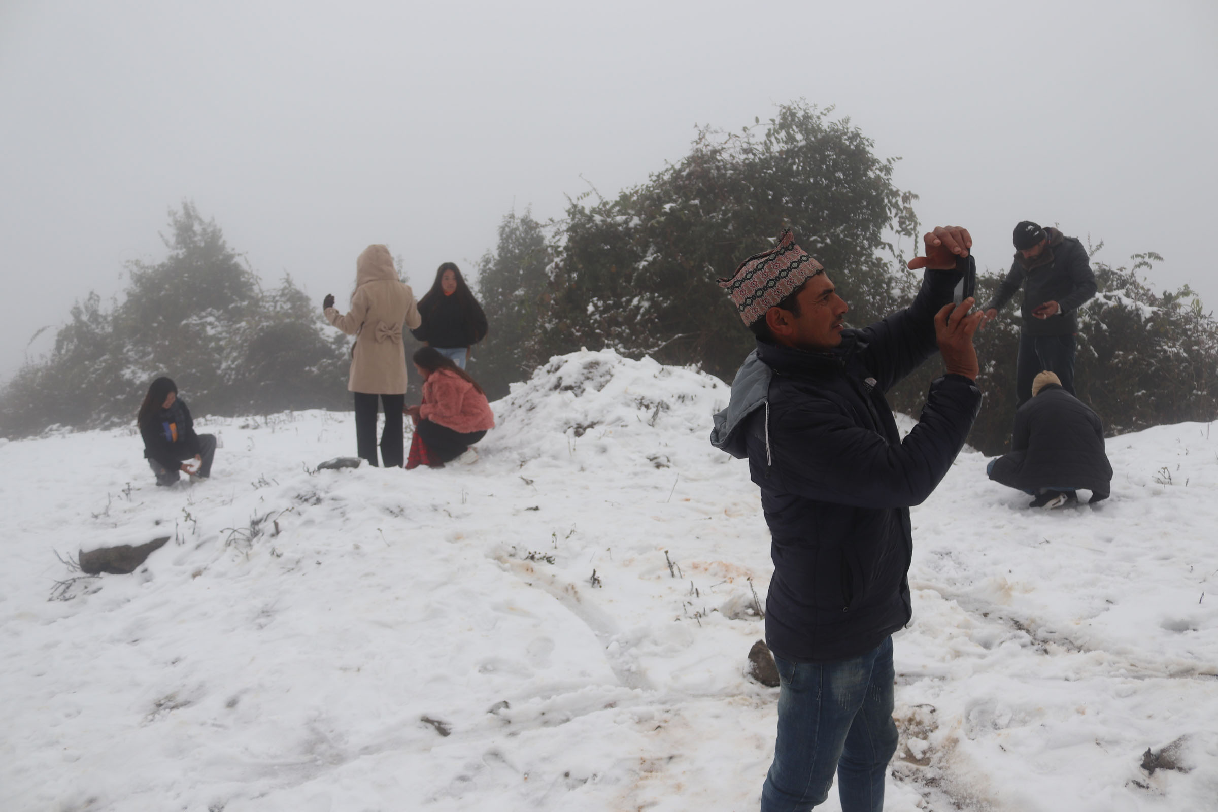 हिउँमा रमाइलो गर्दै आन्तरिक पर्यटक