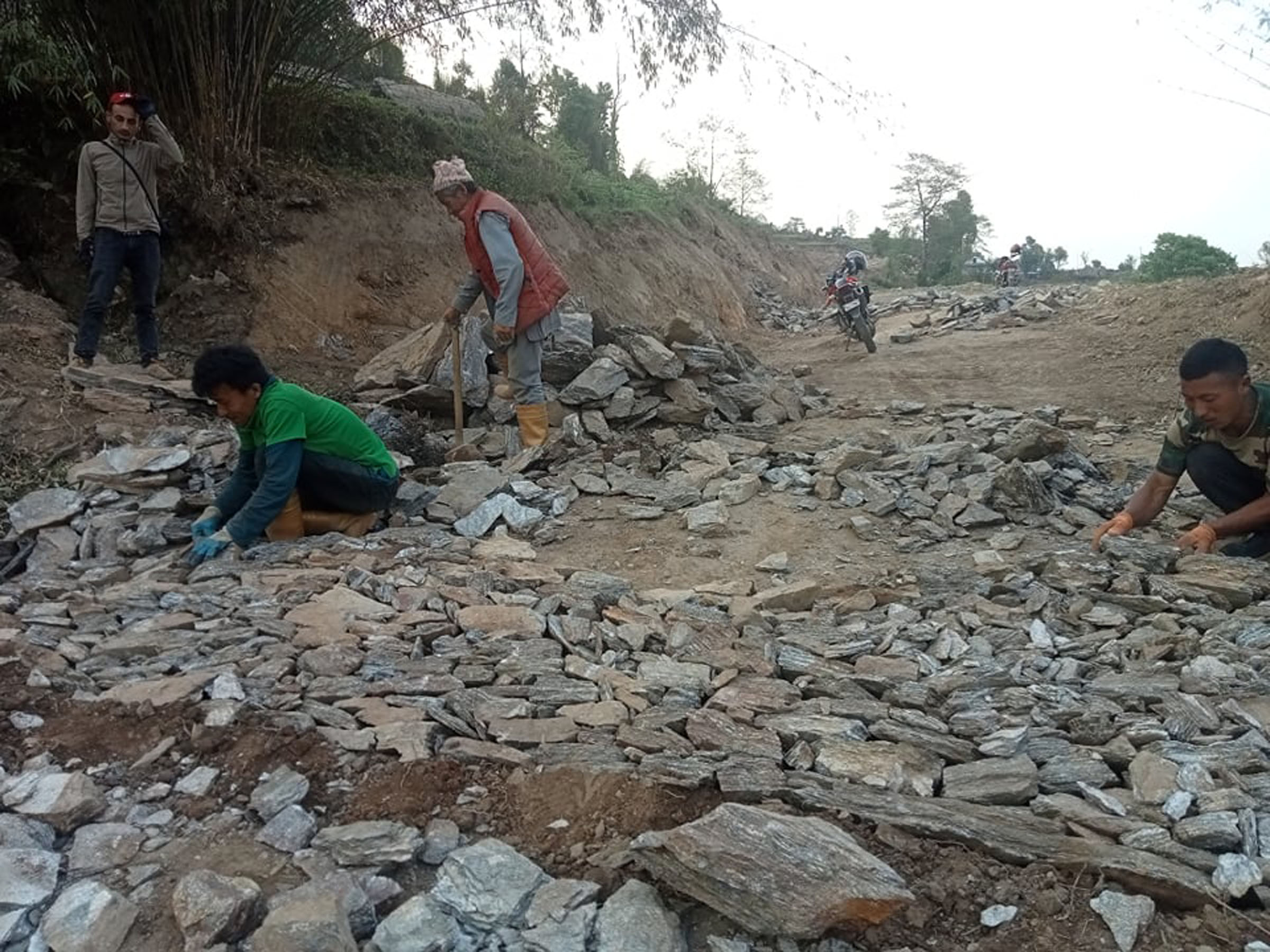बाटो बनाउँदै स्थानीय