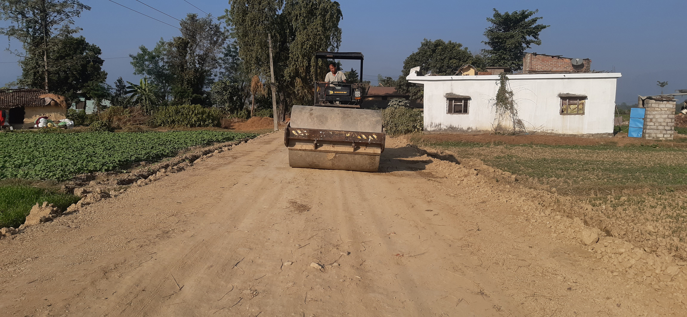 कालोपत्रेका लागि जमीन सम्याउँदै रोलर मेशिन