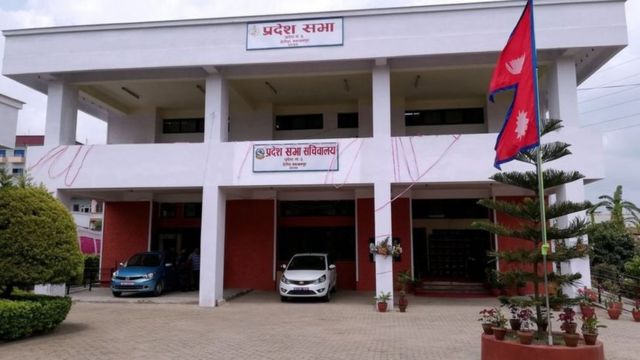 वाग्मतीले पाँच अस्पताललाई स्वास्थ्य उपकरण वितरण गर्दै