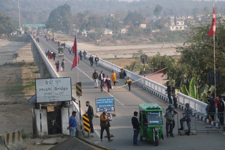 चोरबाटोेबाट किनमेल गर्न भारत जाँदै नेपाली