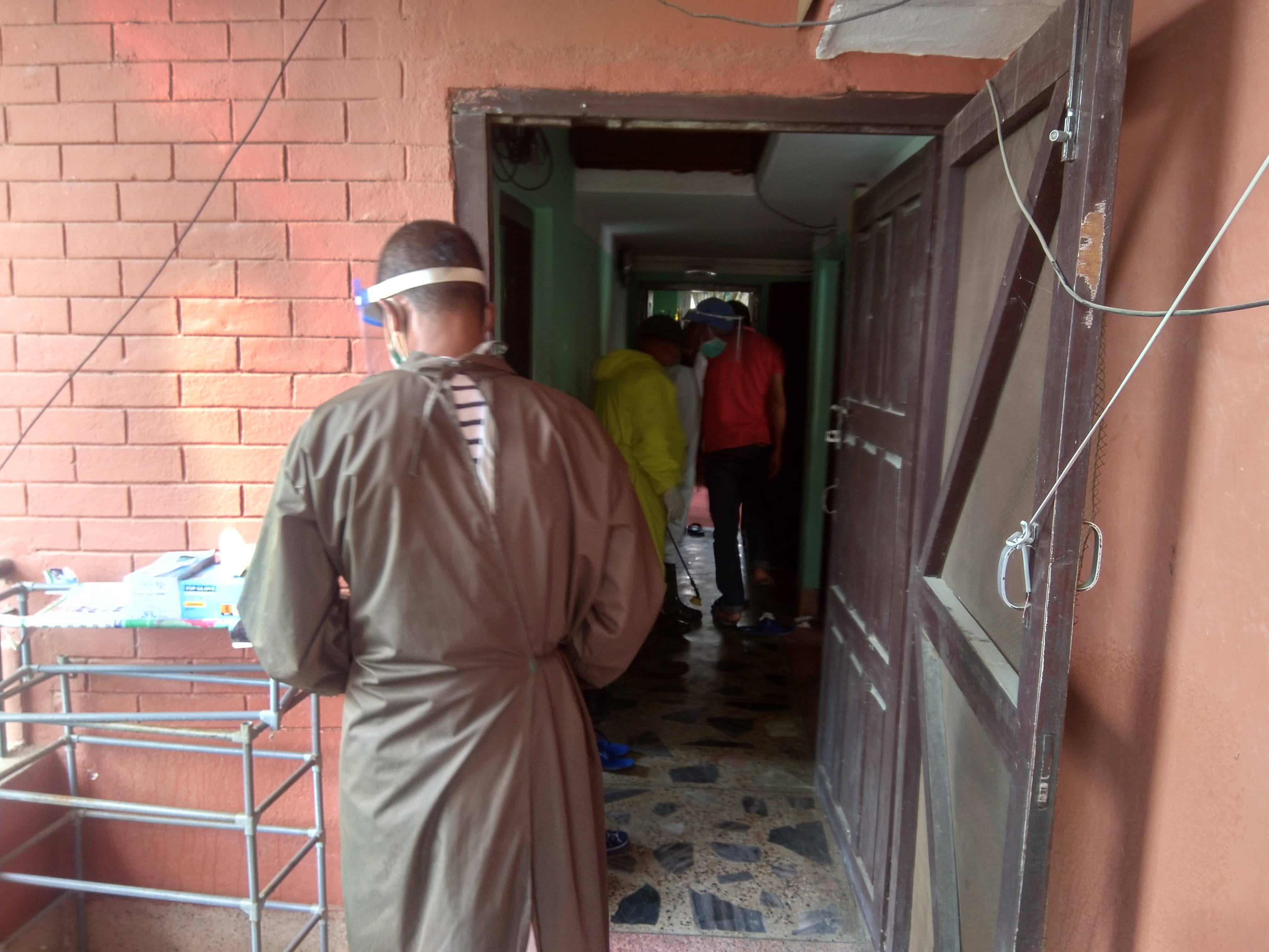 काठमाडौंका स्थानीयबाट डाक्टर बसेको होस्टल घेराउ
