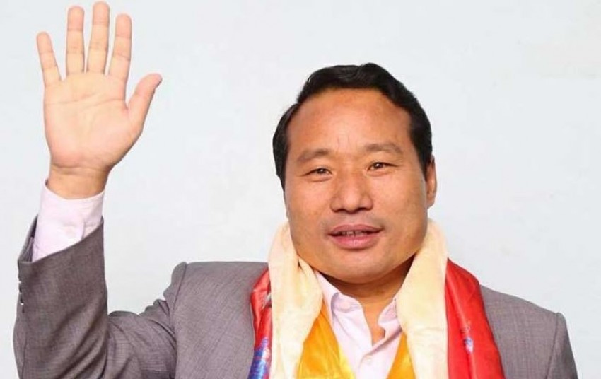 मन्त्री पुनले गरे आफू पढेको विद्यालयलाई पाँच लाख सहयोग