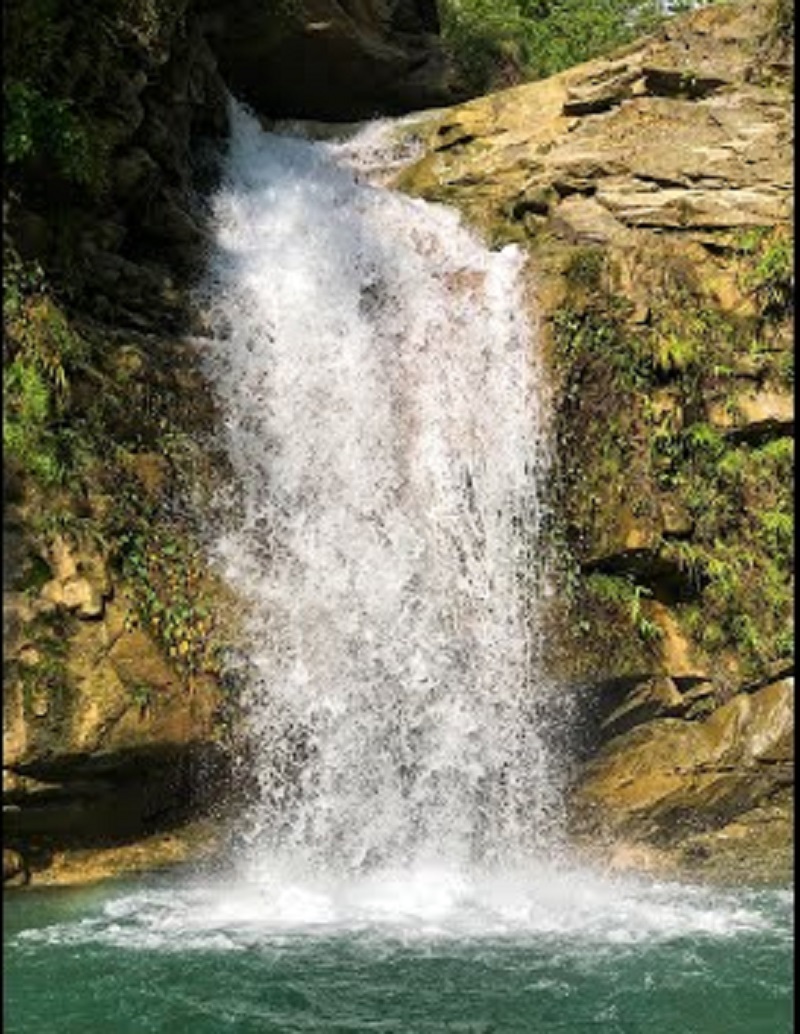 बतासे झर्ना आन्तरिक पर्यटकले भरिभराउ