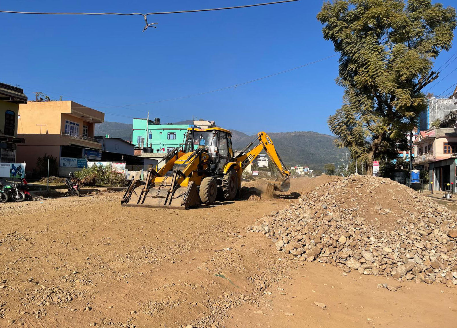 सडक स्तरोन्नति गरिँदै