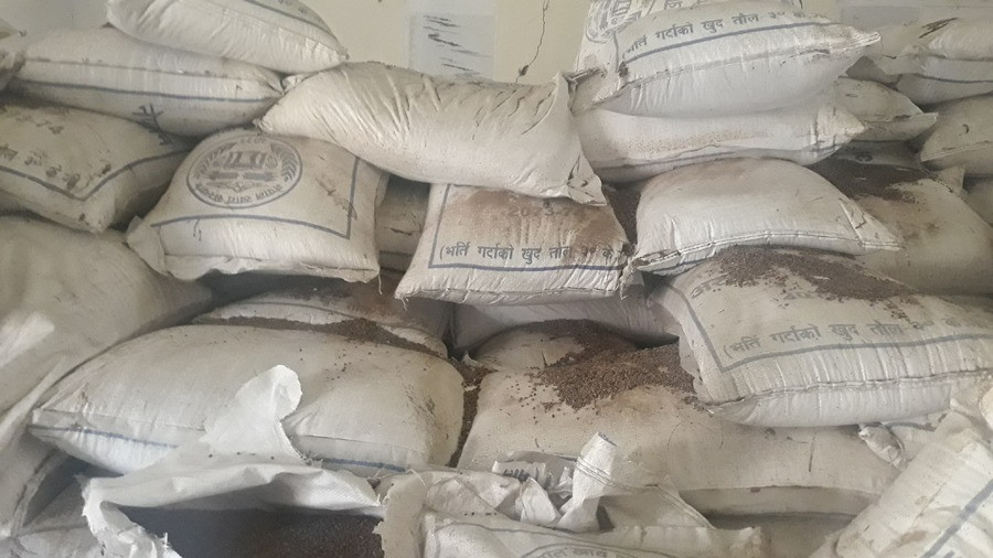 सरकारी गोदाममा कुहिएको अबस्थामा भेटियो साढे ३८ लाखको चामल
