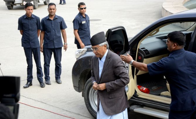 खोप केन्द्रको स्थलगत निरीक्षण गर्दै प्रधानमन्त्री