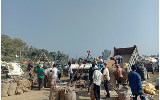धान बिक्री गर्न रातभर किसान खुला आकाशमुनि
