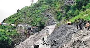 सडक अवरुद्ध हुँदा यात्रु अलपत्र