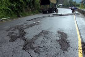 नारायणगढ–मुग्लिन सडक थप धसिएपछि सवारी एकतर्फी सञ्चालन