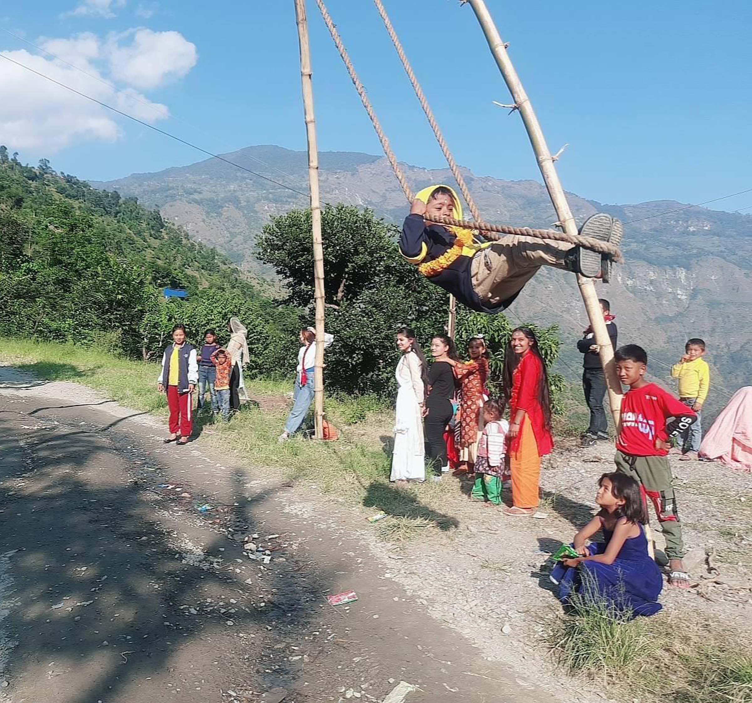 तिहारमा पिङ खेल्दै