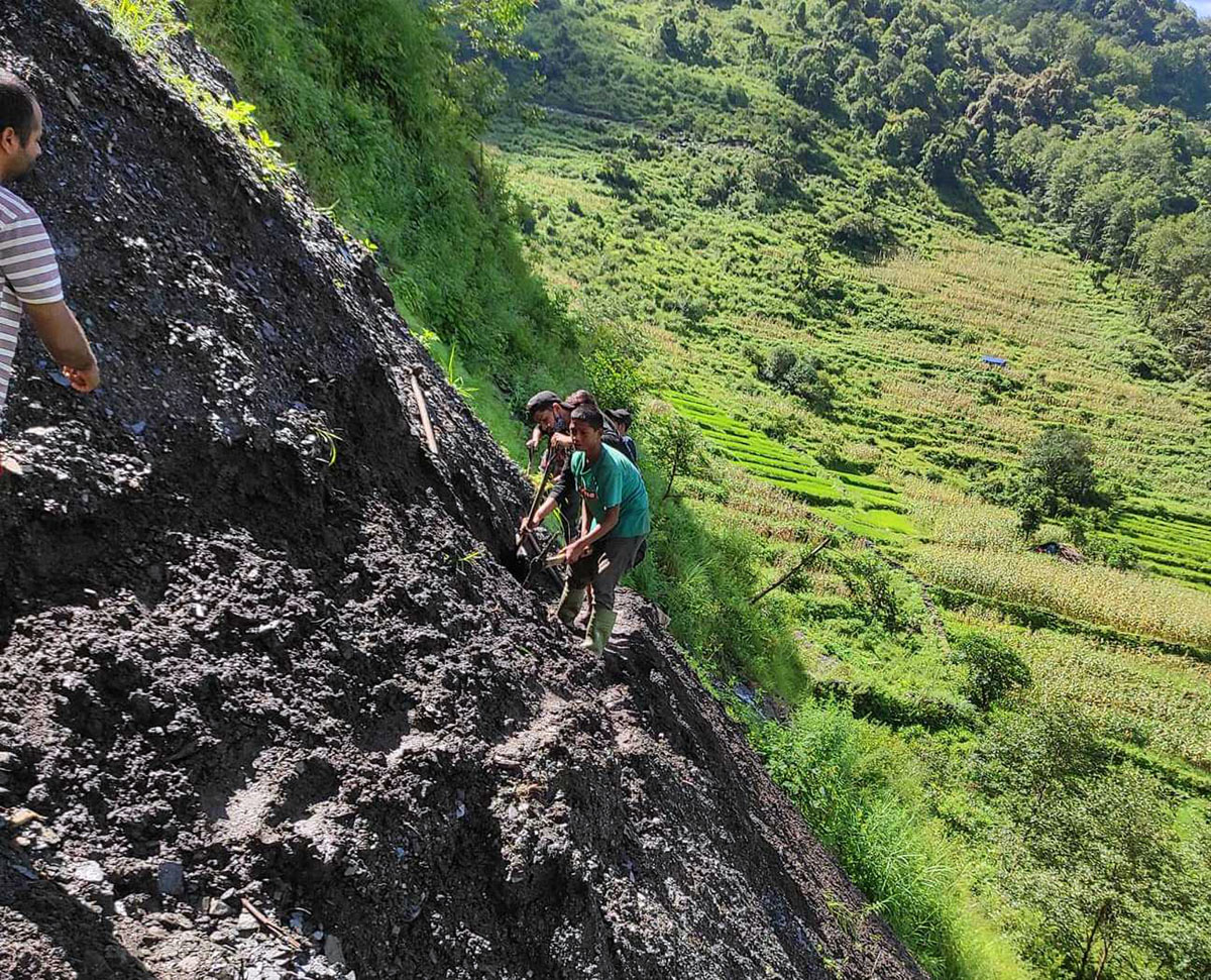 भीरमा बाटो बनाउँदै युवा