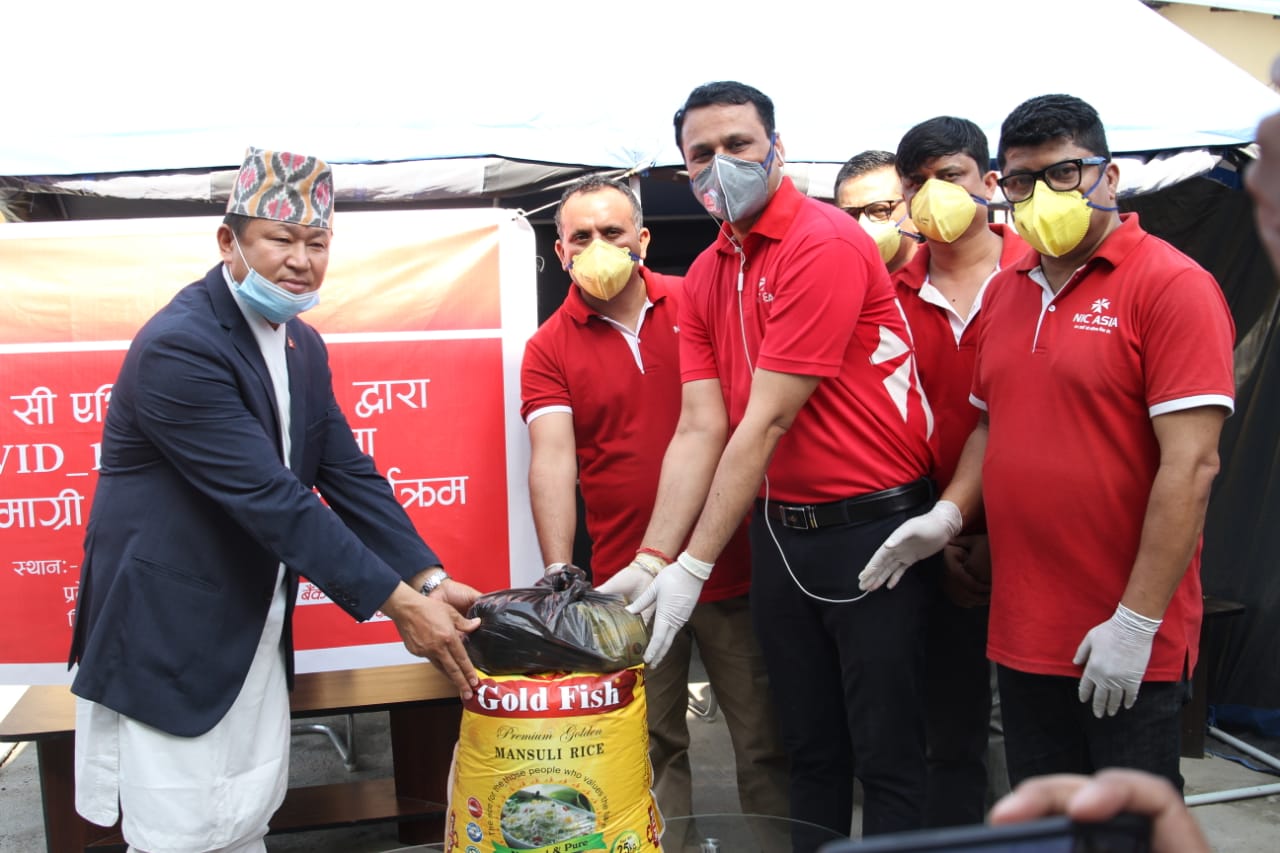 लकडाउनको मध्यनजर गर्दै एनआईसी एशियाद्वारा गरीव तथा असाह्यलाई खाद्यन्न बितरण