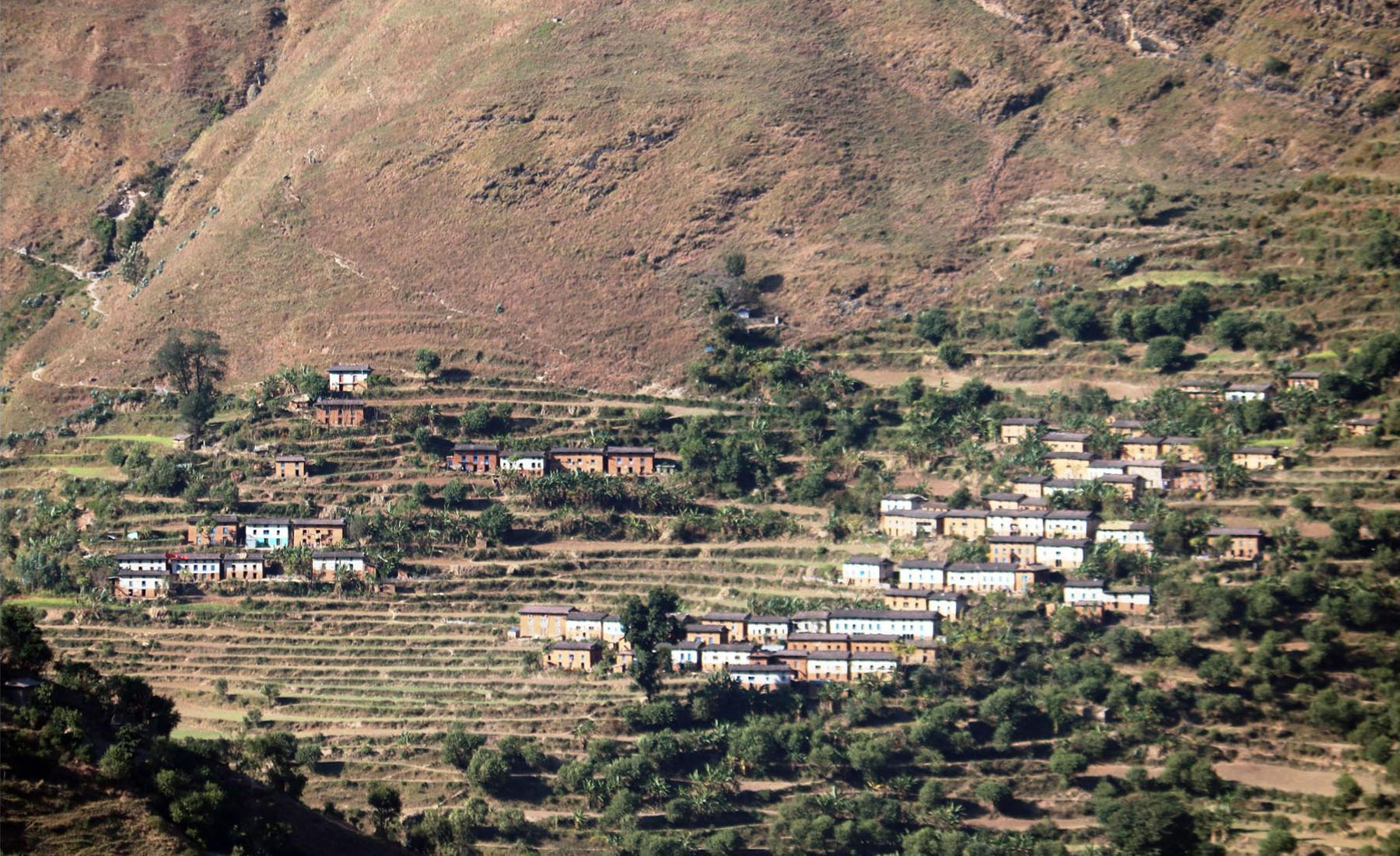 पहाडको फेदमा परम्परागत घर