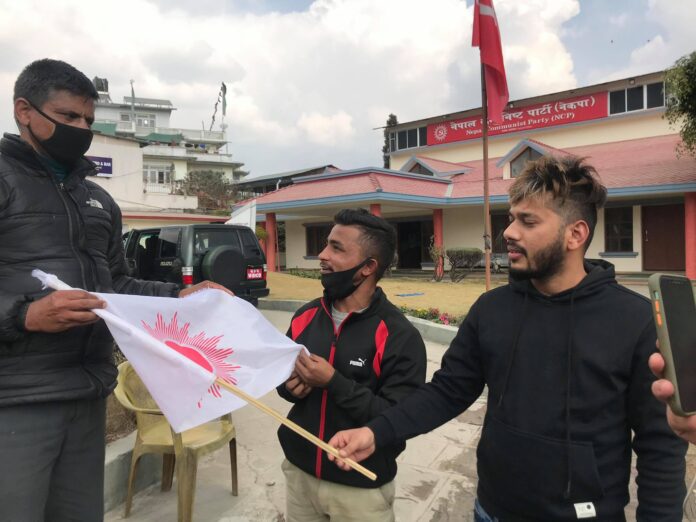 नेकपाको चुनाव चिन्ह लिएर हिमेश पुगे धुम्बाराही र पेरिसडाँडा