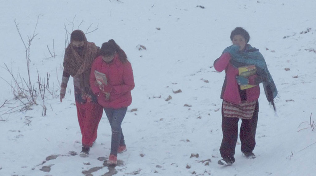 हिमपात :  परीक्षामा लेख्न नसकेर रोए विद्यार्थी