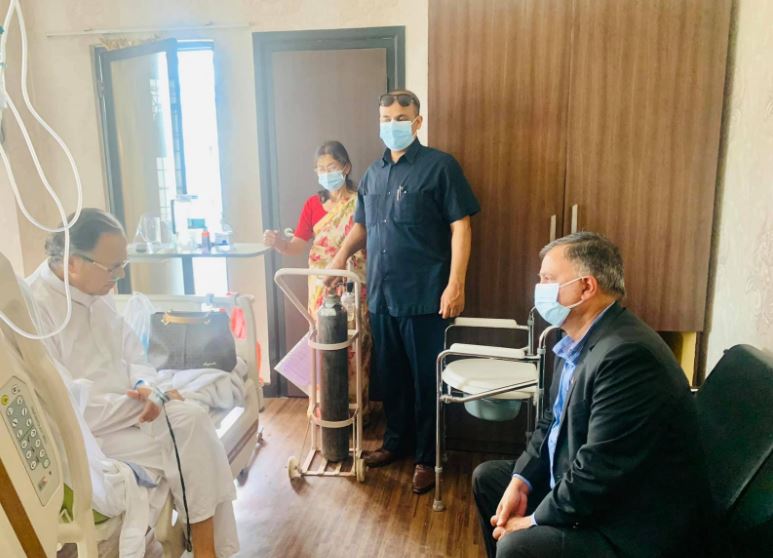 पूर्वप्रधानमन्त्री खनालको फोक्सोमा पानी जमेपछि नयाँदिल्लीको एपोलो अस्पताल भर्ना